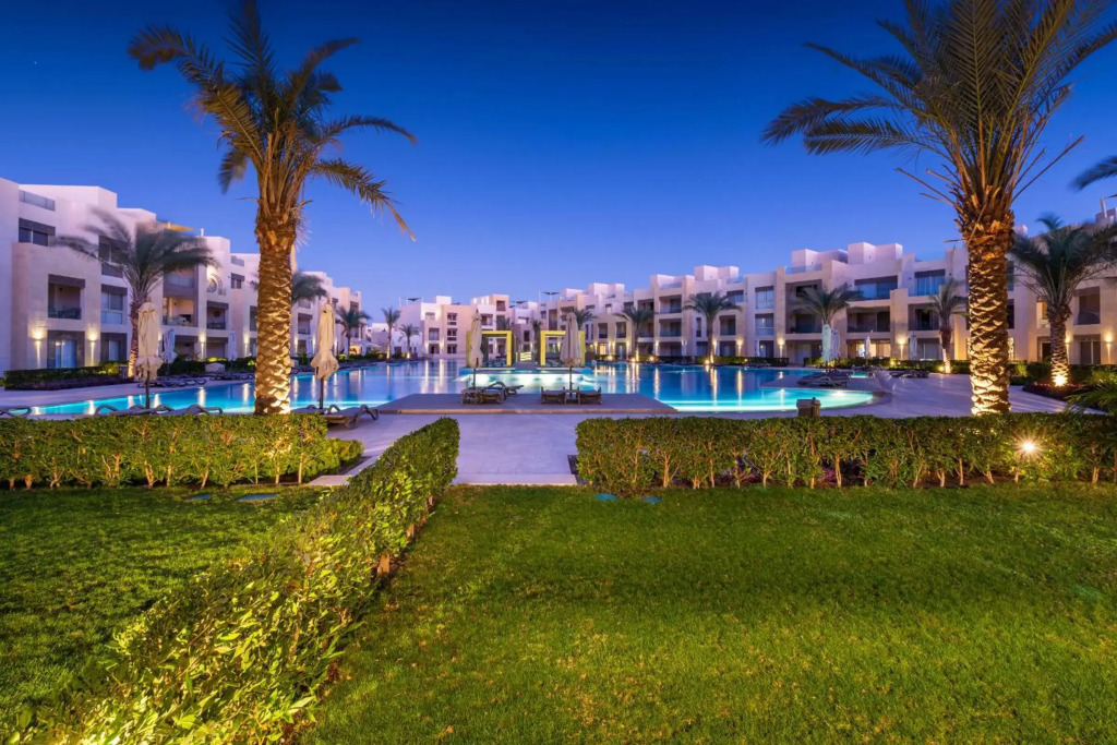 Elegant & Edgy 2 BR w Beach & Pool Mangroovy