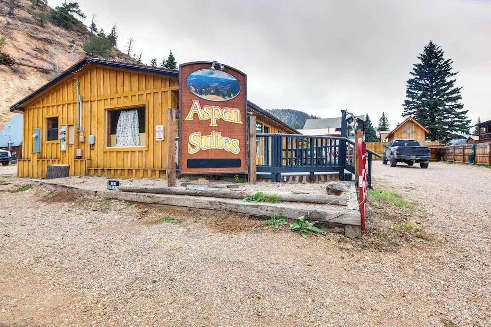Steps to Main Street! Cozy Red River Getaway