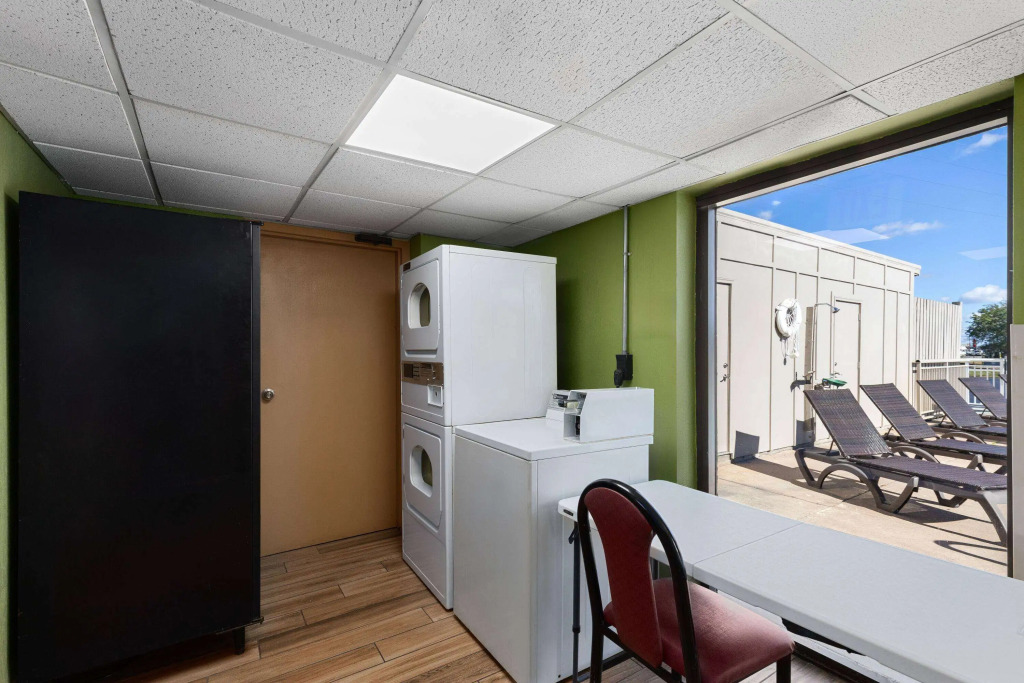 Super 8 by Wyndham Myrtle Beach/Market Common Area