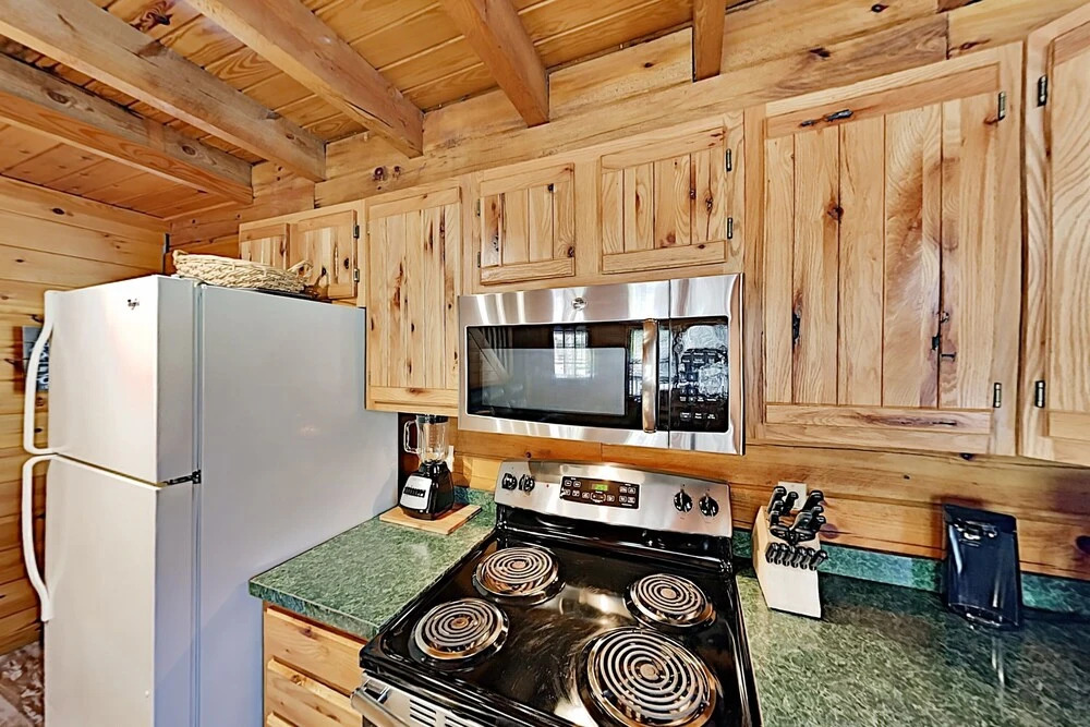 Secluded Creekside W/ Private Hot Tub 4 Bedroom Cabin