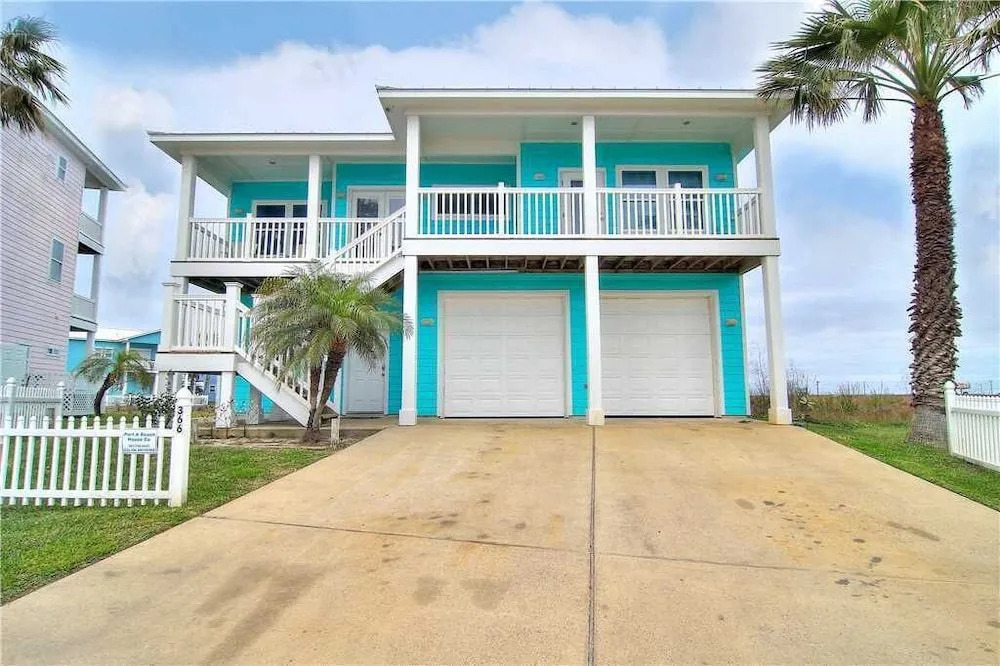 Casa Las Palmas - 4 Br home by RedAwning