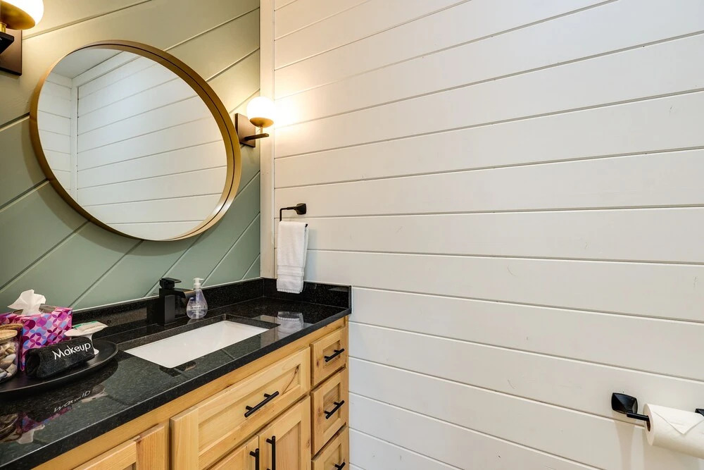 Stunning Cabin w/ Hot Tub, 1 Mi to Broken Bow Lake