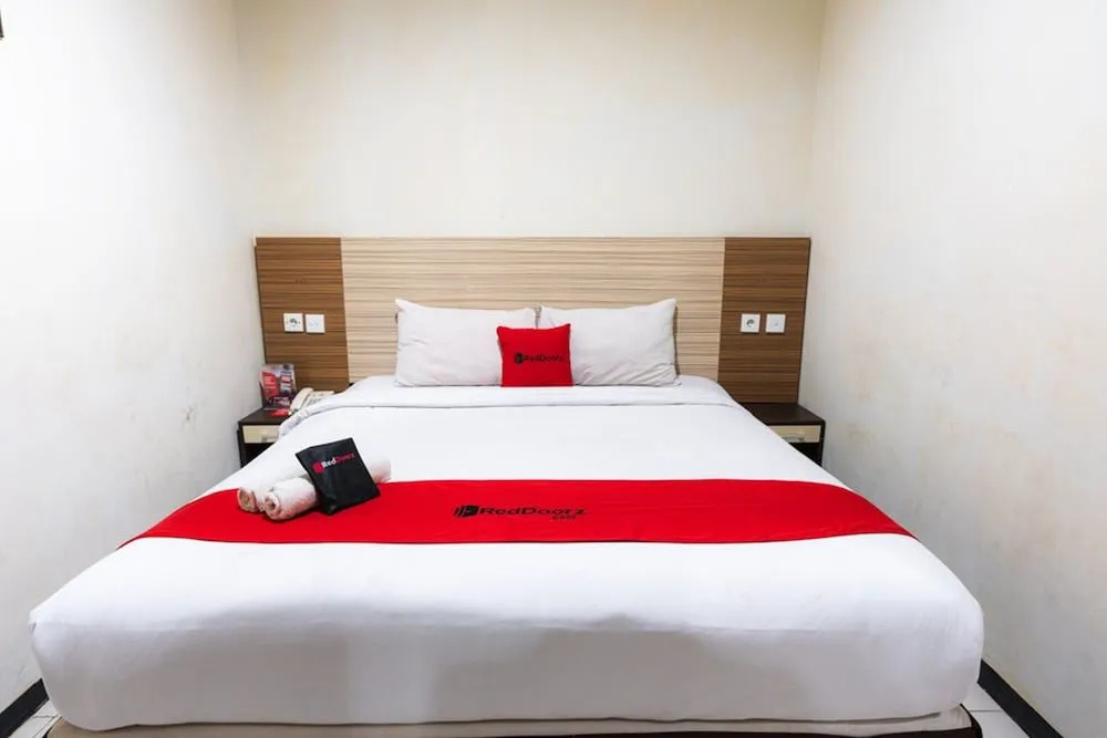 Reddoorz Plus Near Karebosi Area 3