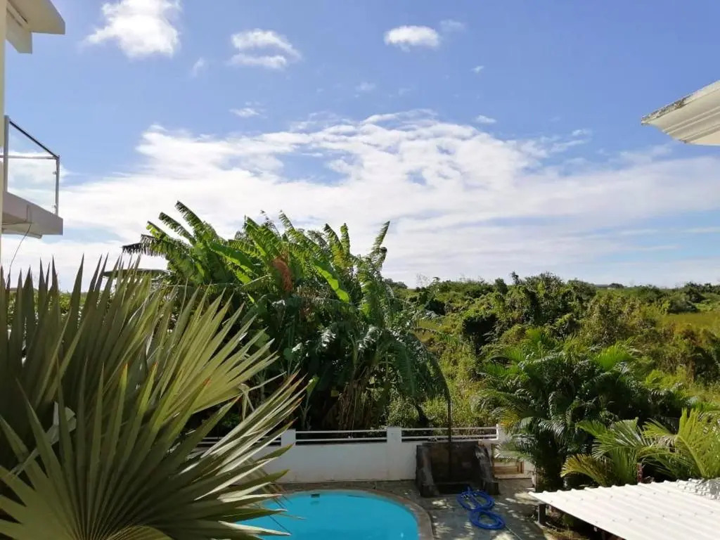 One bedroom appartement at Pereybere 500 m away from the beach with shared pool enclosed garden and wifi