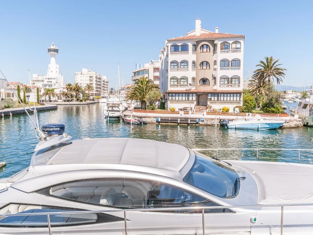 Alluring Apartment in Empuriabrava With Swimming Pool