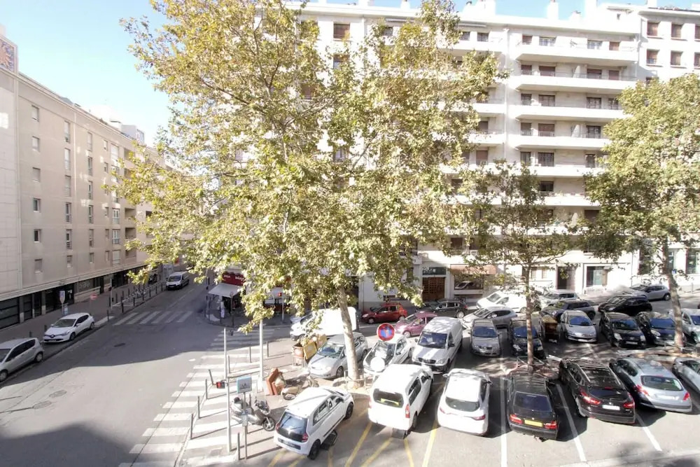 Quiet apt downtown with airco and a balcony