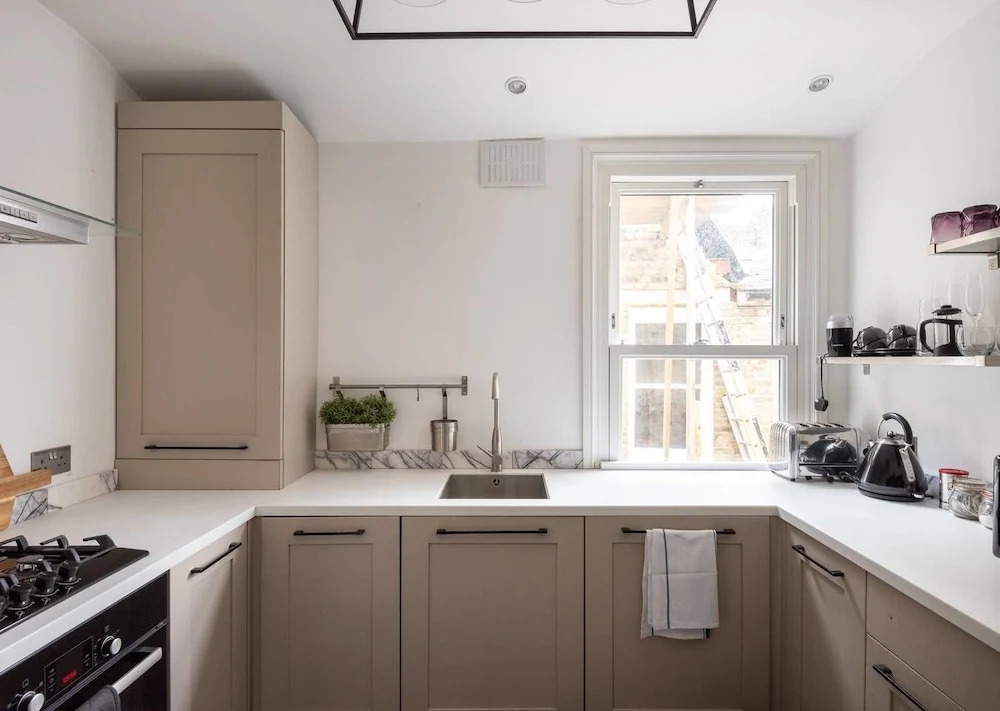 Beautifully Modern 2 Bedroom Flat For 4 Guests