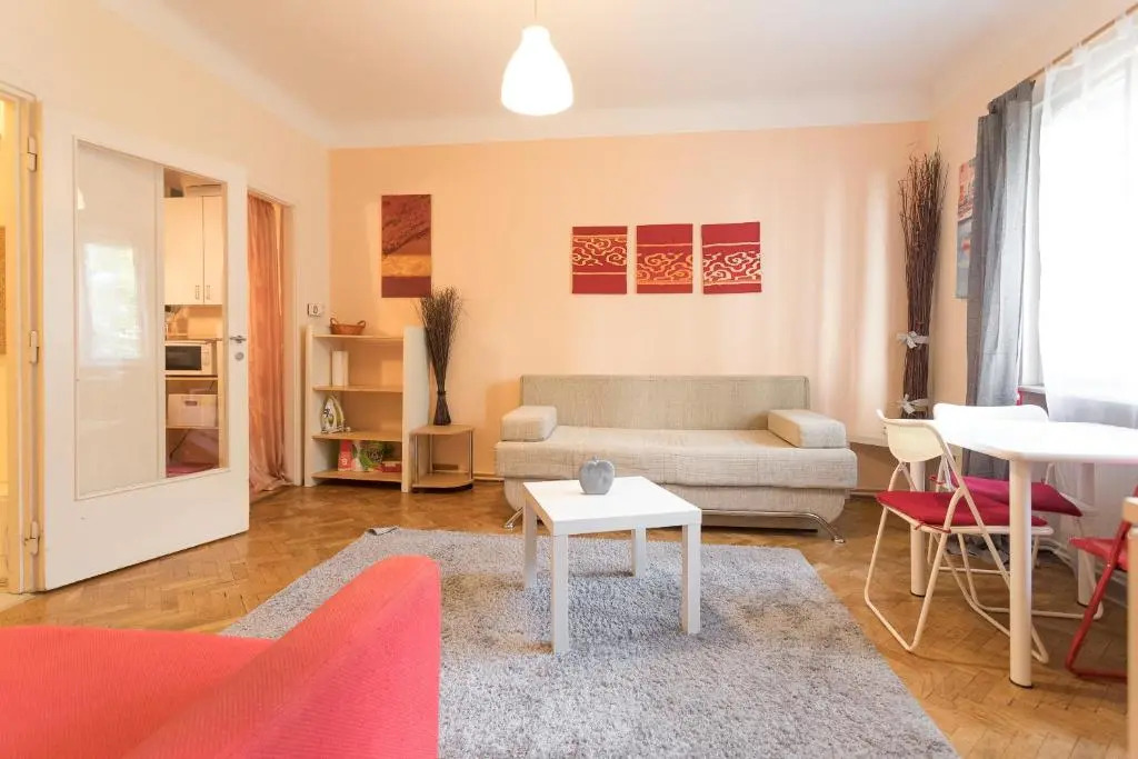 COZY and quiet flat - 12 min to center