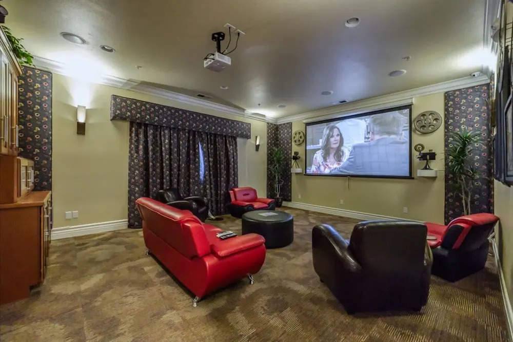 Luxury 2BR 2BA Apartment With Pool Gym Theater