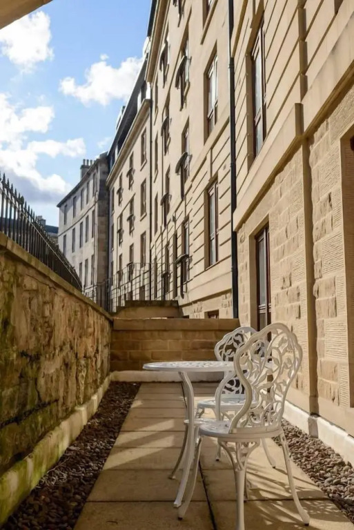 JOIVY Gorgeous Stockbridge Apt With Underground Parking