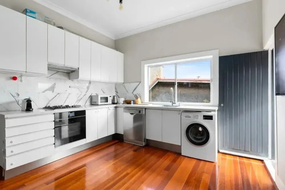 Huge Harbour View Apartment In Historic Home