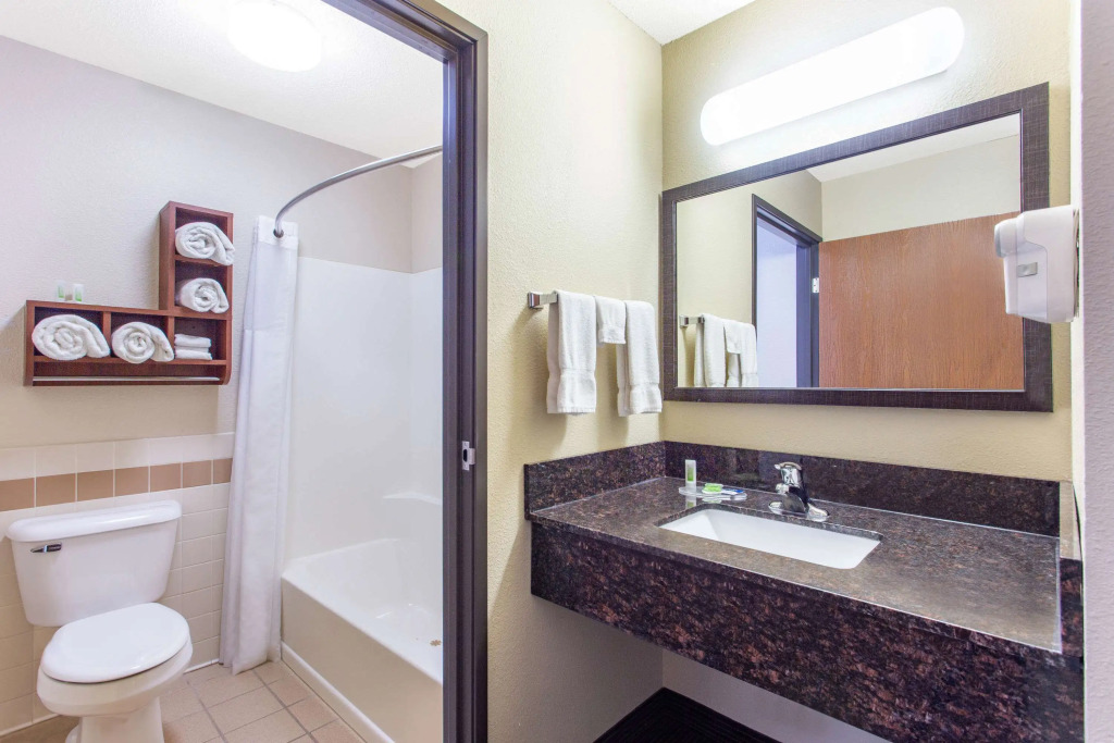 AmericInn by Wyndham New London