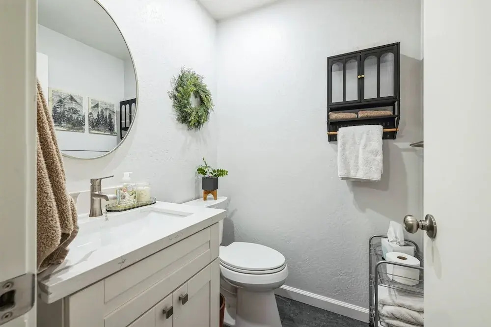 Whispering Pines Retreat 5 Bedroom Home by Yosemite Region Resorts