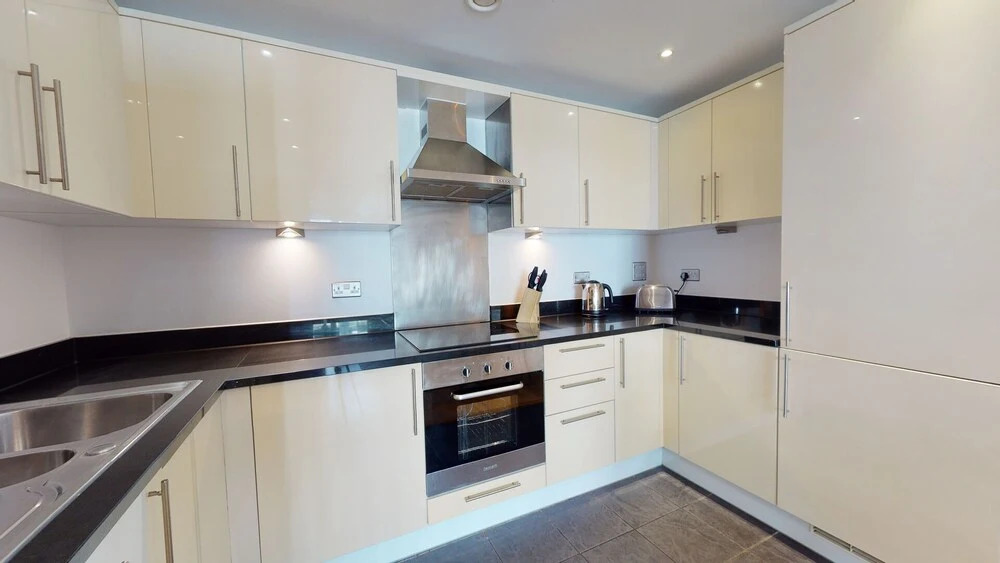Inviting 2-bed/2-bath Apartment in London