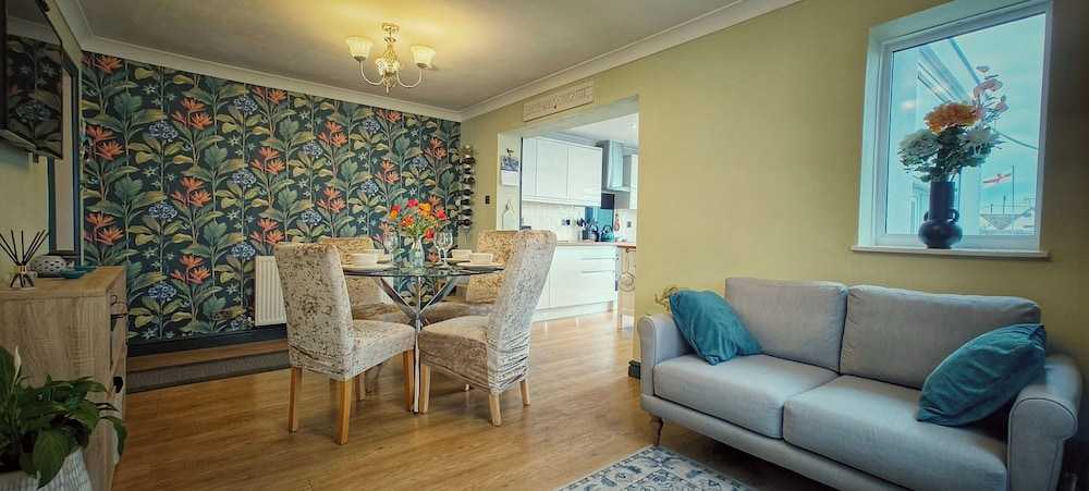 Near Beach - Garden - Pets - Parking - Sleeps 4