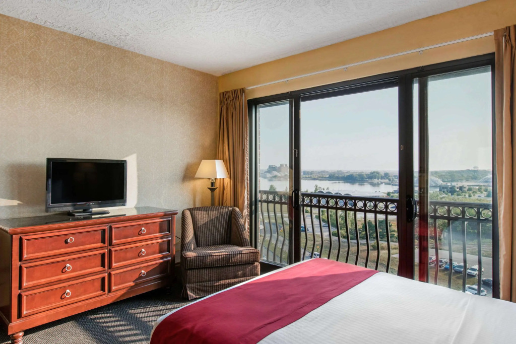 Shoreline Inn & Conference Center, an Ascend Collection Hotel
