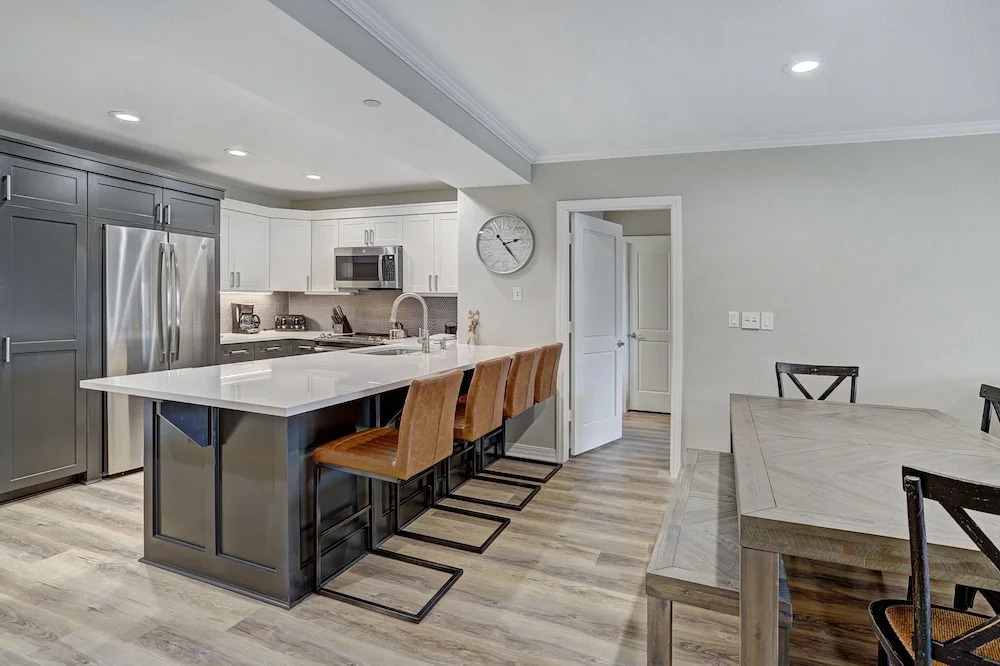 Modern 2br + Den At St James- Sleeps 10! 2 Bedroom Condo