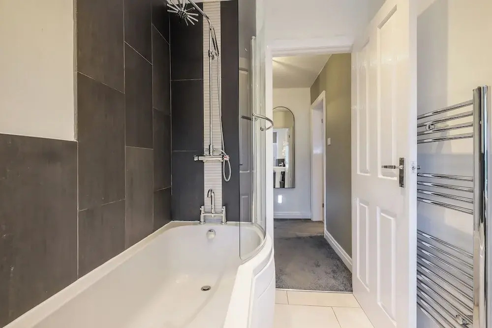 Sleek 2B/1B Retreat in Lindley, Huddersfield
