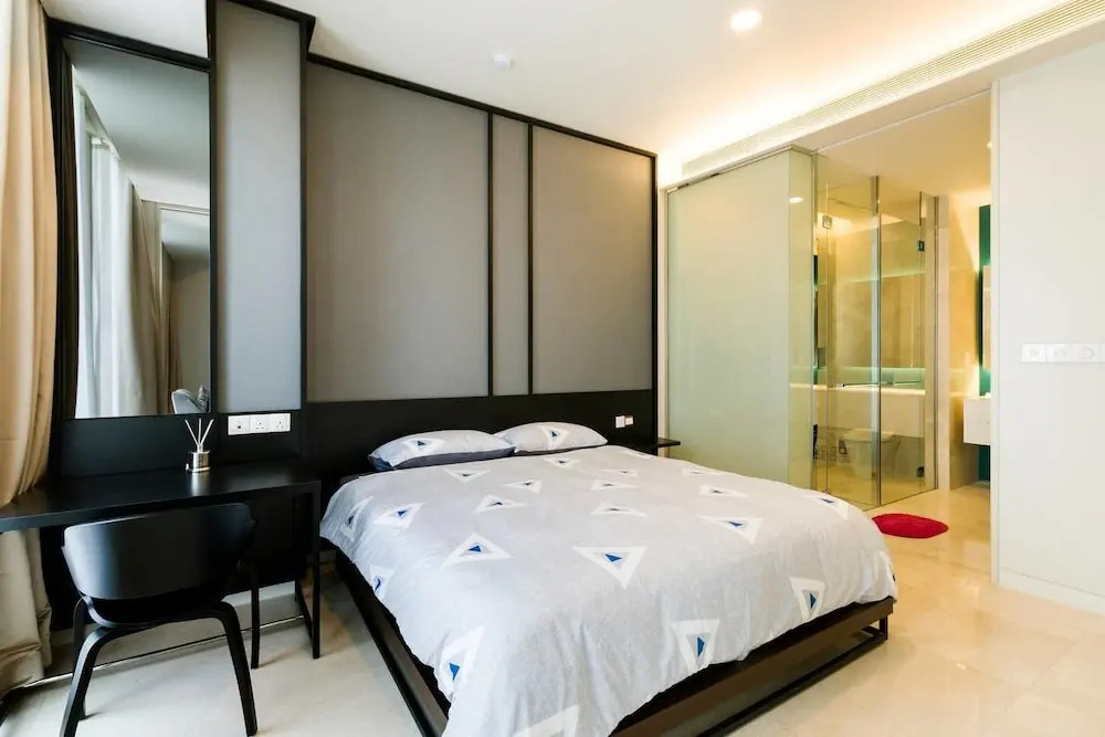 Chic Tropicana Home by Guestready