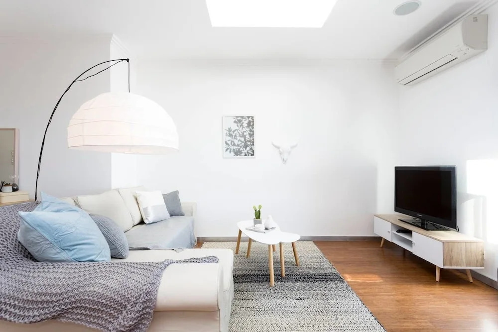 Beachside Apartment with Stunning Views & Parking