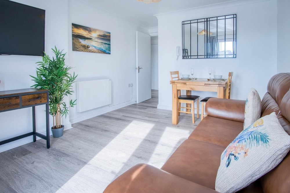 The Crows Nest - 1 Bed Apartment - Swansea Marina