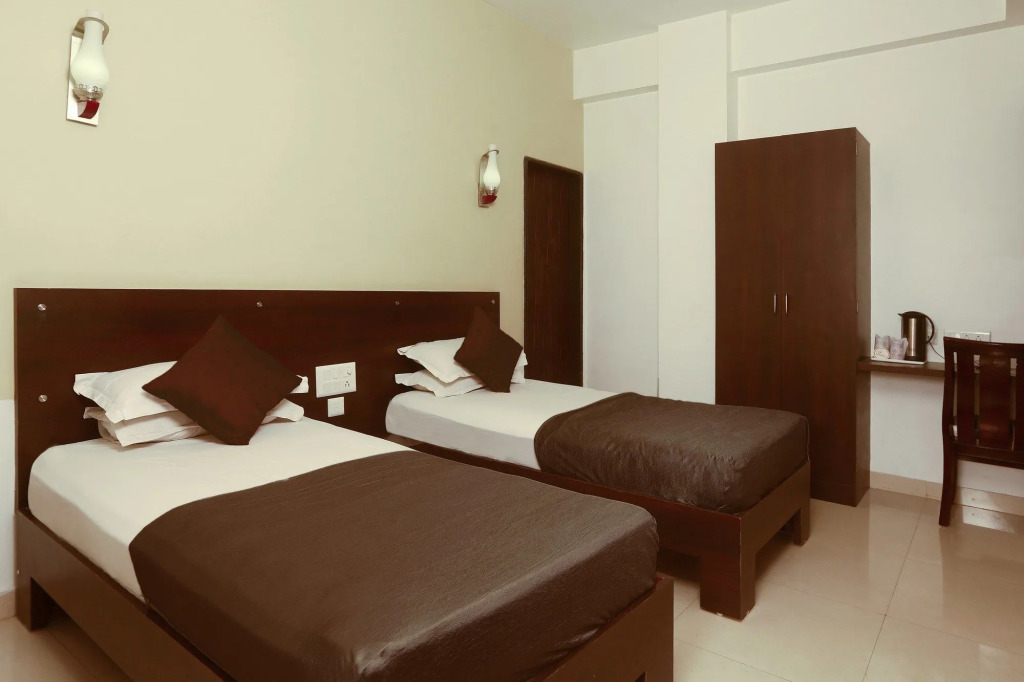 Hotel Metropolitan Near Sindhi Camp