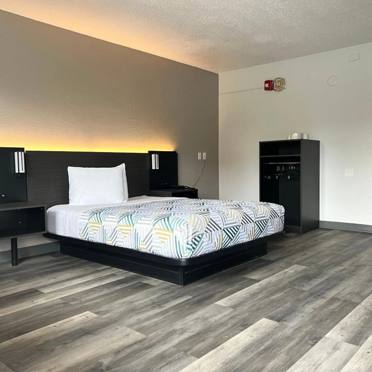 Motel 6-Middleburg Heights, OH - Cleveland