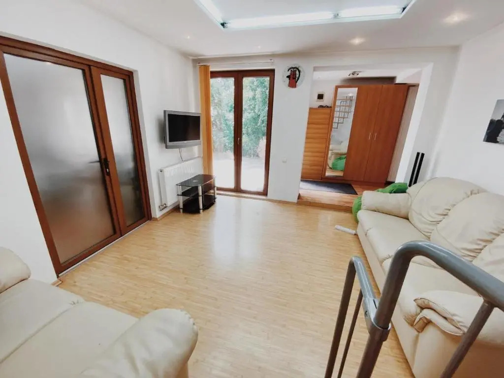 A cheerful 3bedroom villa, with free parking.