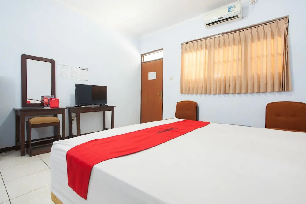 RedDoorz near Plaza Araya