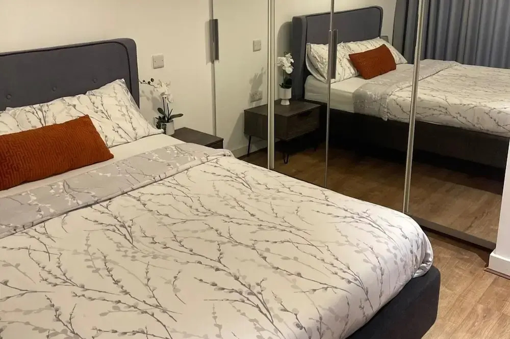 East London 2-bed Apt Sleeps 4, 7 min Walk to Tube