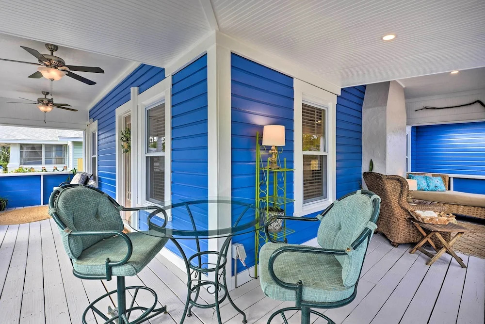 Bright Bradenton Retreat: 1 Mi to Downtown!