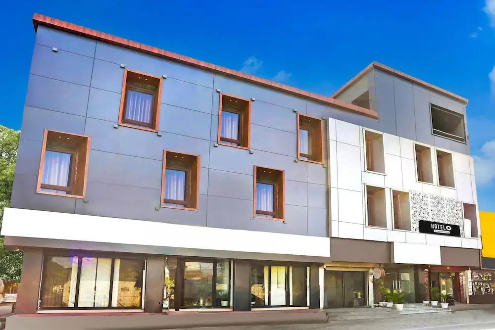 Stylish Stays Near Isbt Dehradun