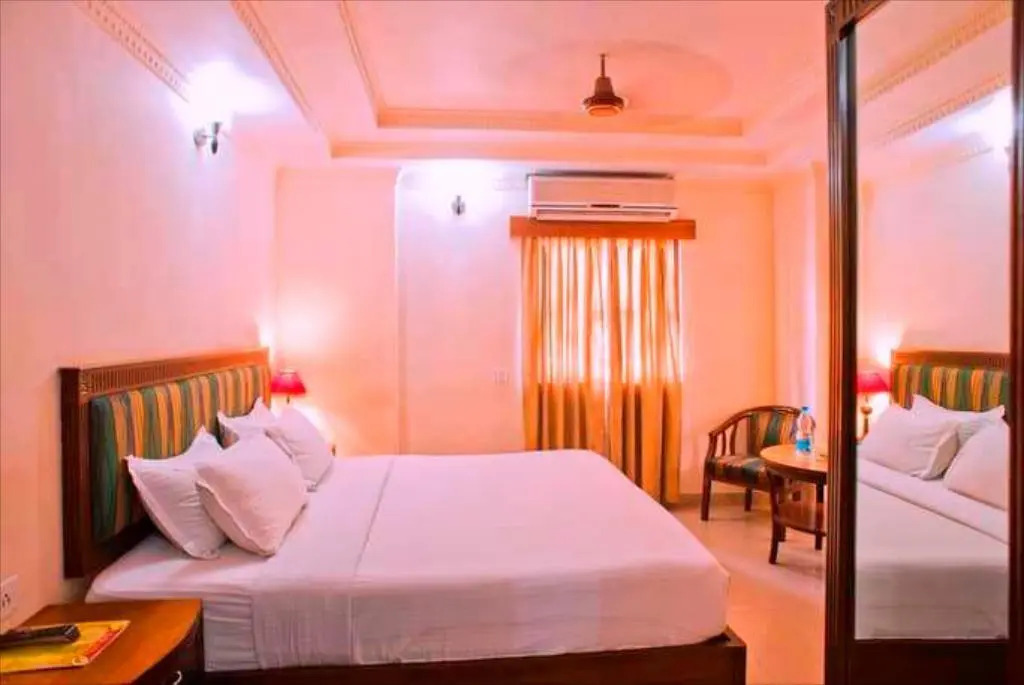 FabHotel Gulshan International - Nr Peter Cat Park Street