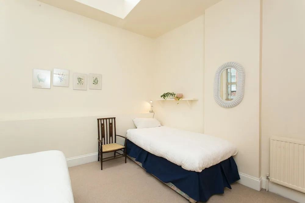 Veeve - Rosey Rosslyn Flat