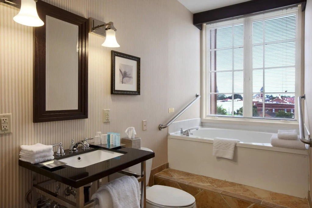 DoubleTree by Hilton New Bern - Riverfront