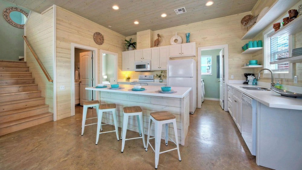 Sleeps 24, 2 Homes Pool, Backyard Tiki Bar, Fire Pit, Cornhole Walk to Beach