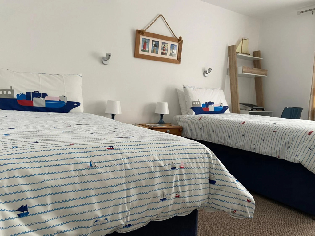 Two Sails - Spacious, Stylish, Unique, Parking, High Speed Fibre Broadband, Over 280 channels including Sky and BT Sports, Sky Cinema plus more