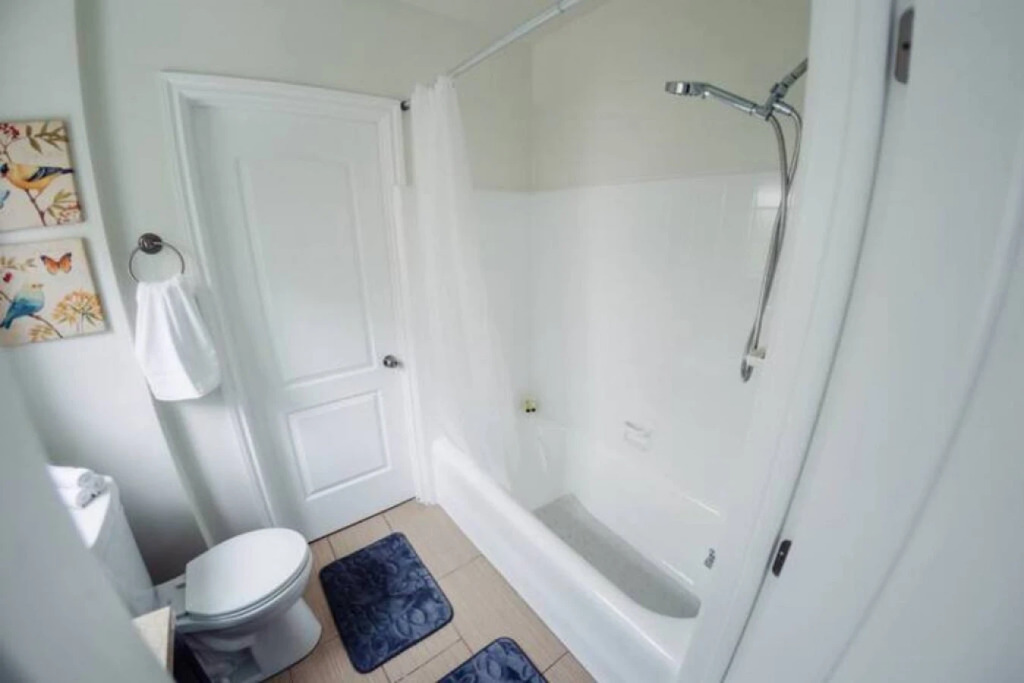 CHARMING 2-BEDROOM BUNGALOW HOME IN GLENDALE  (p4)