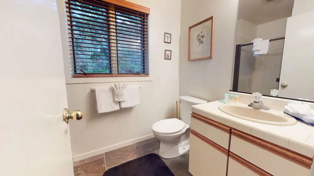 Bridges Townhome 9 Deluxe, Mountain View Townhome with Private Decks and Washer Dryer, Walk to Slopes by RedAwning