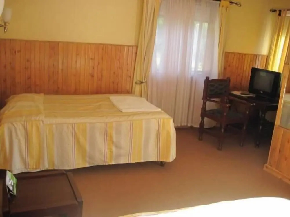 Bunyonyi Safaris Resort