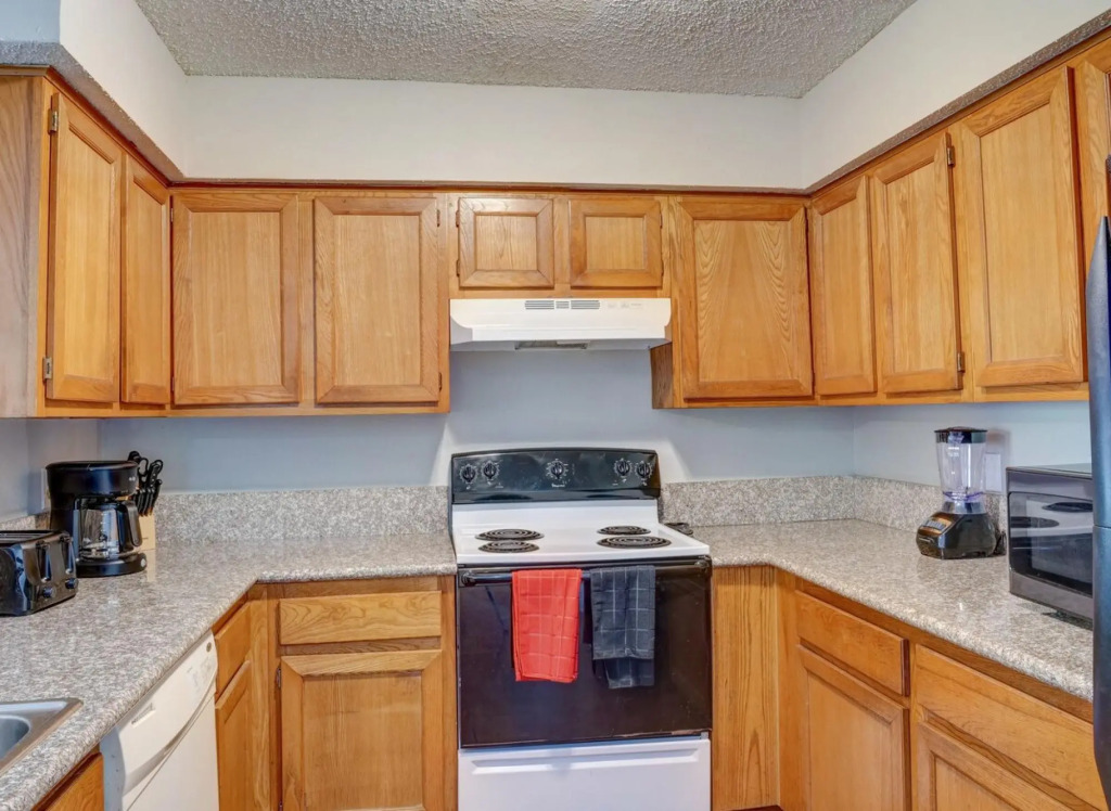 Lovely 2 BR, 1 ba condo near Medcenter