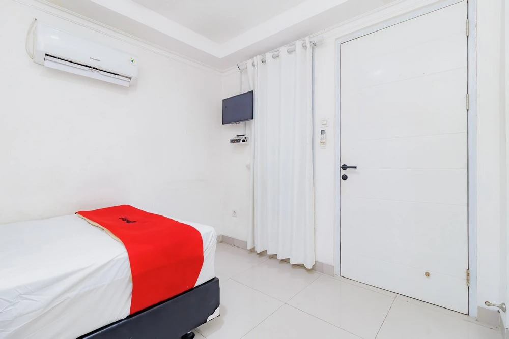 RedDoorz near Jakarta International Velodrome