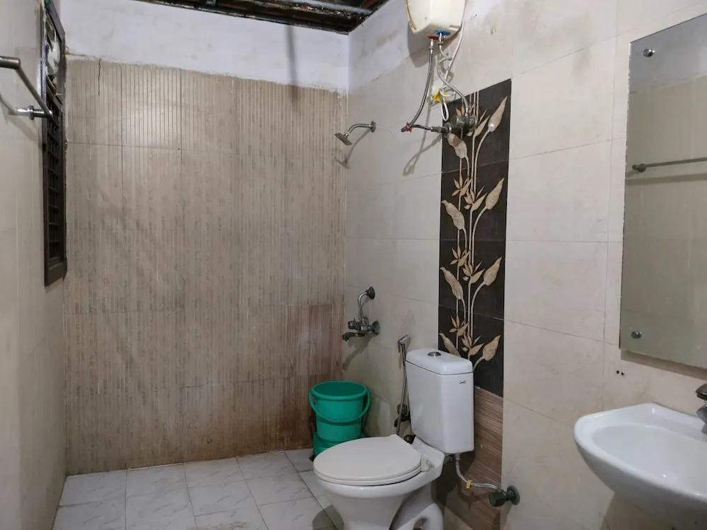 Hotel White Palace,Nizamuddin Railway Station