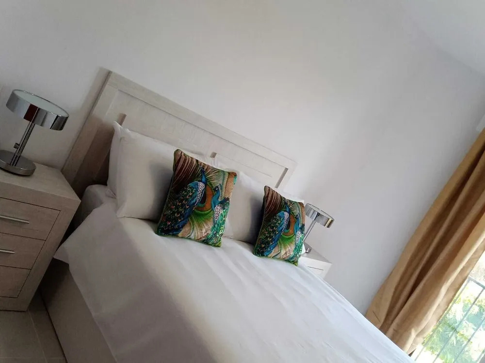 Impeccable 2-bed Apartment Ecuador, Los Claveles