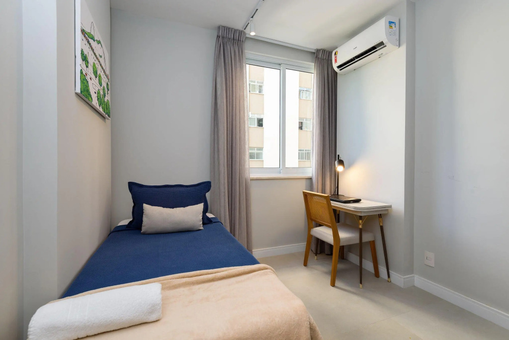 Apartamento No Leblon Com 3 Quartos | Gbc 260/301