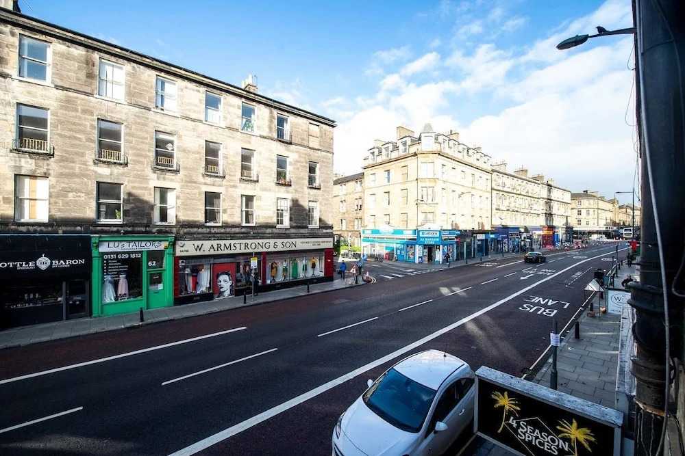 Spacious 4 Bedroom Apartment on the South Side