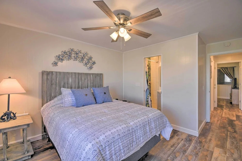 Charming Condo w/ Pool Access - Walk to Beach