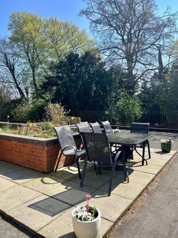 Sunny 2-Bedroom flat in Hoddesdon