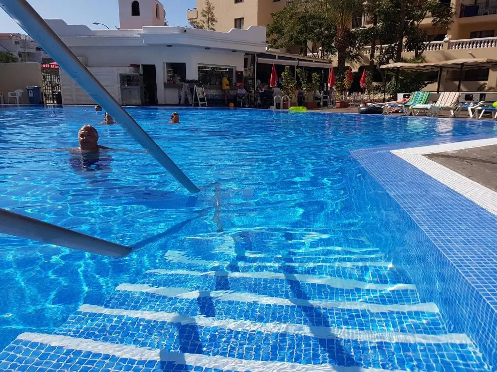 Castle Harbour with heated pool, only 700 meters to the beach, Wifi, balcony
