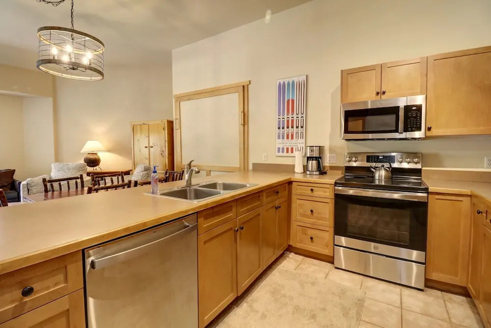 Spacious Top Floor Condo With Awesome Views and Vaulted ceilings - CS425 by Redawning
